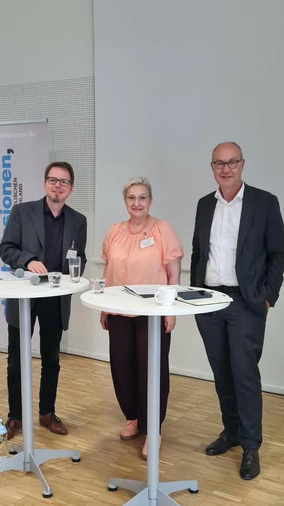 Vorständin Ute Schneider-Smietana und Diakoniepräsident Rüdiger Schuch vor dem Podiumsgespräch (Moderation Tobias Kirchhof)